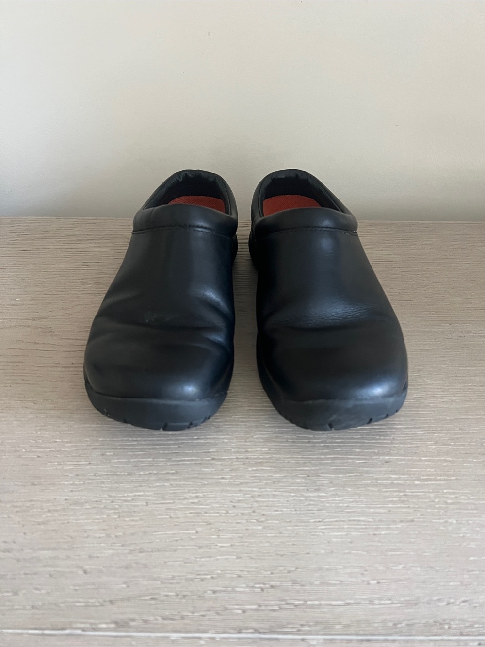 Women’s Merrell Encore Nova slip on black leather shoes size 8.5